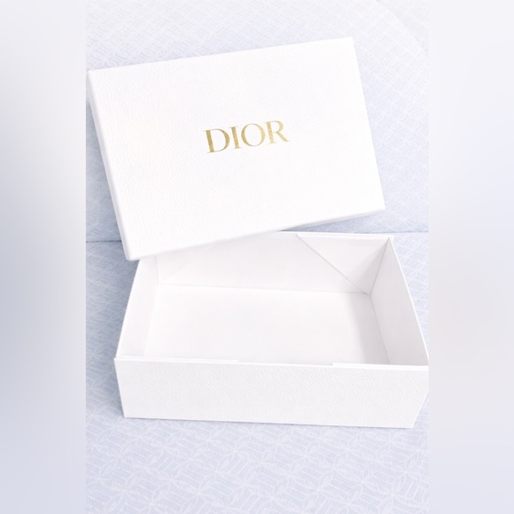DIOR - Authentic Dior Textured Gift Box – White with Gold Logo – 12x9 - Picture 5 of 8